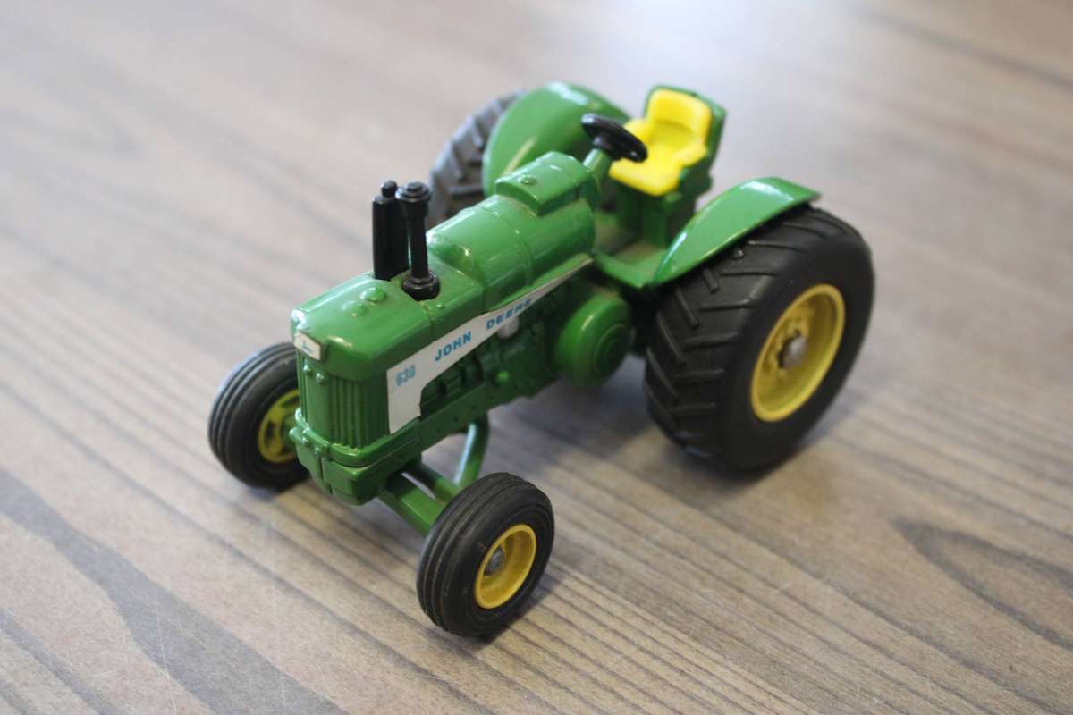 ERTL JOHN DEERE 630 SCALE 1:43