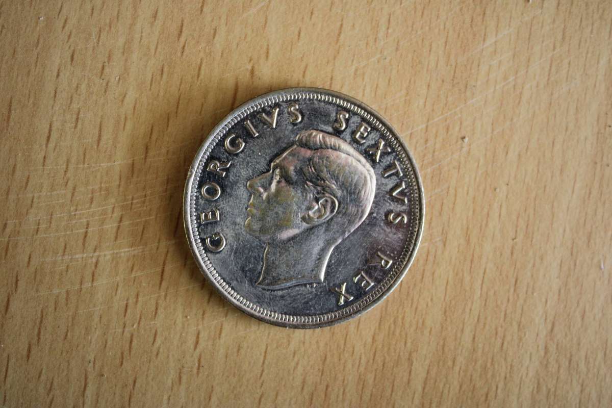 1952 SOUTH AFRICAN SILVER 5  SHILLING COIN       300 YEAR ANNUVERSARY