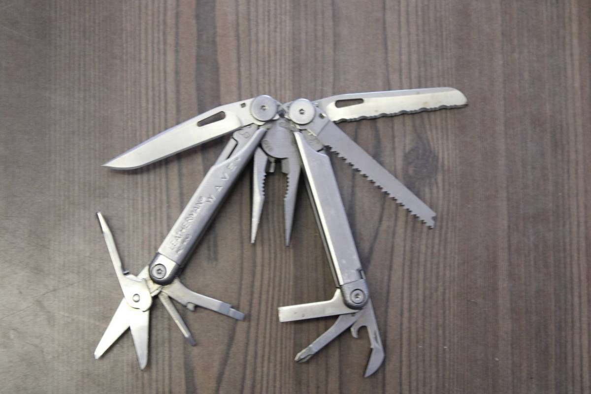 LEATHERMAN WAVE  WITH ORIGINAL LEATHERMAN LEATHER POUCH