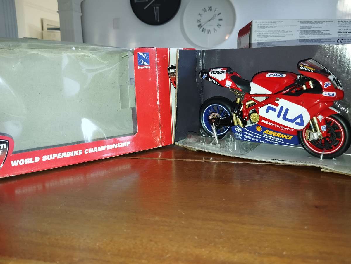 Ducati 999 Fila Neil Hodgson no 100 Model