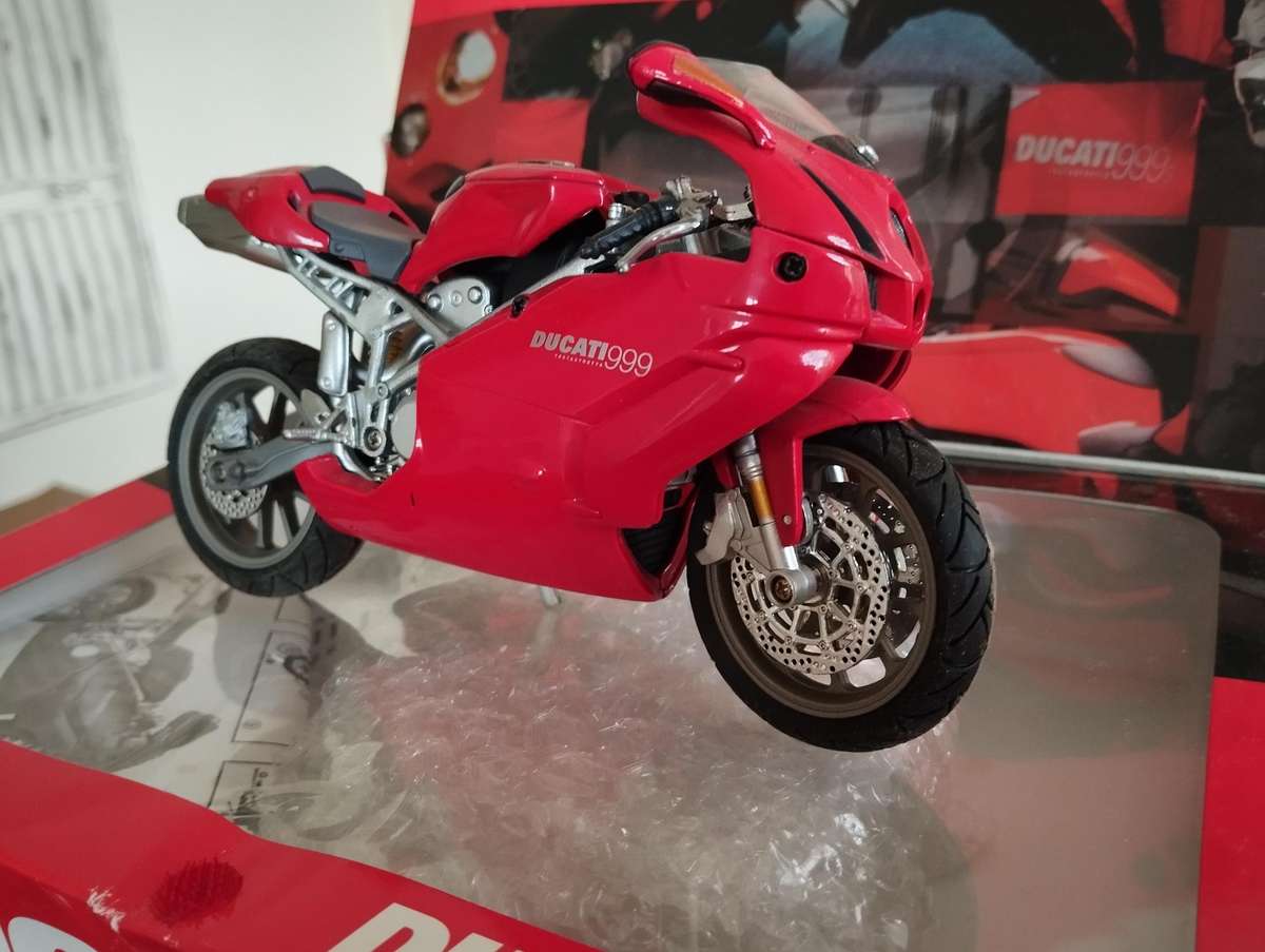 Ducati 999 Street Model Die Cast Kit assembly