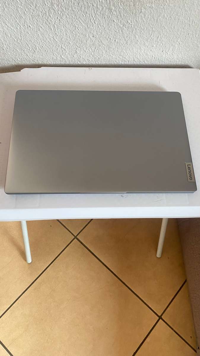 Lenovo IdeaPad Slim 3 15IAH8