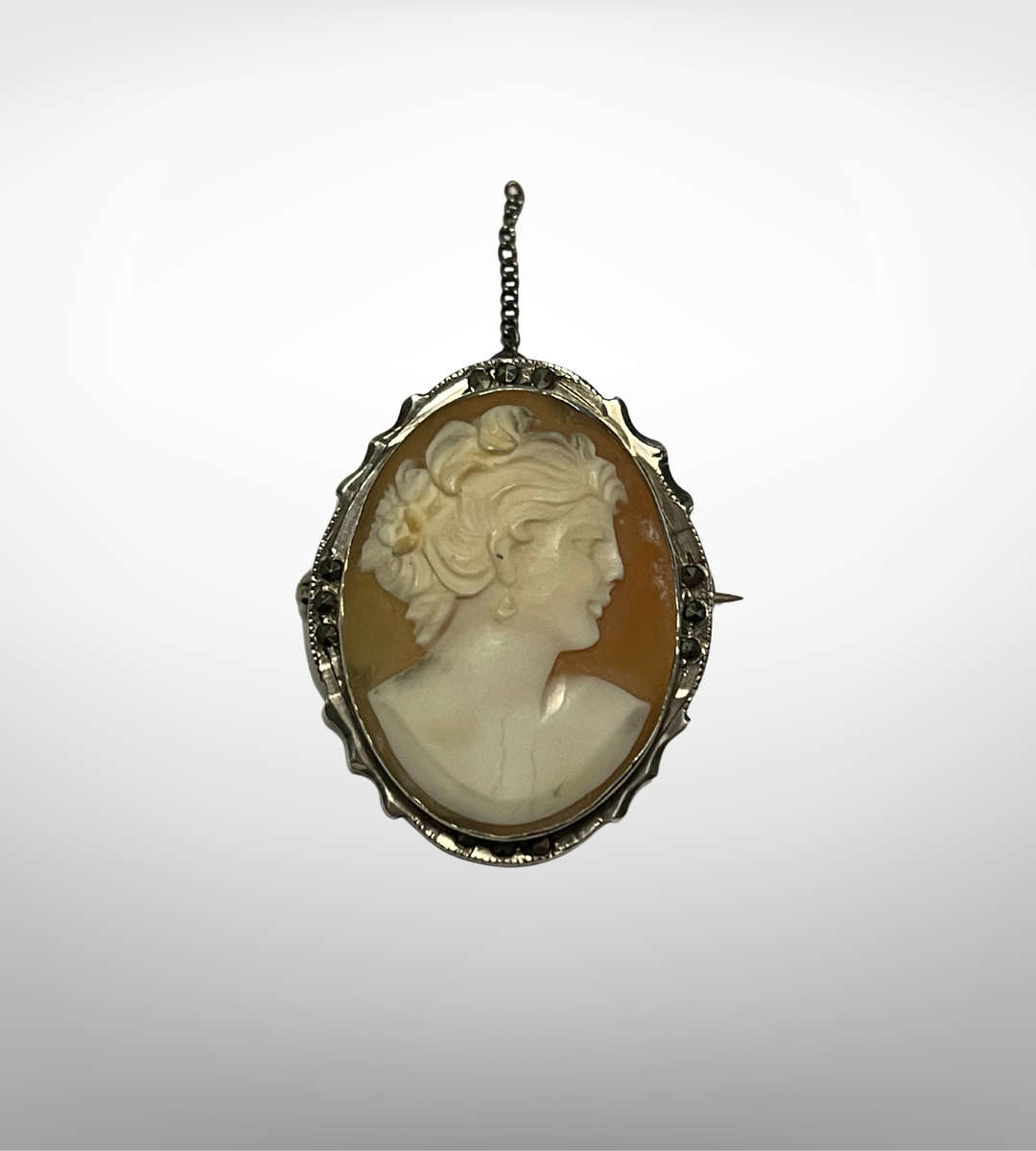 Vintage 800 Silver Shell Cameo Brooch with Marcasite Detailing (4.3g)