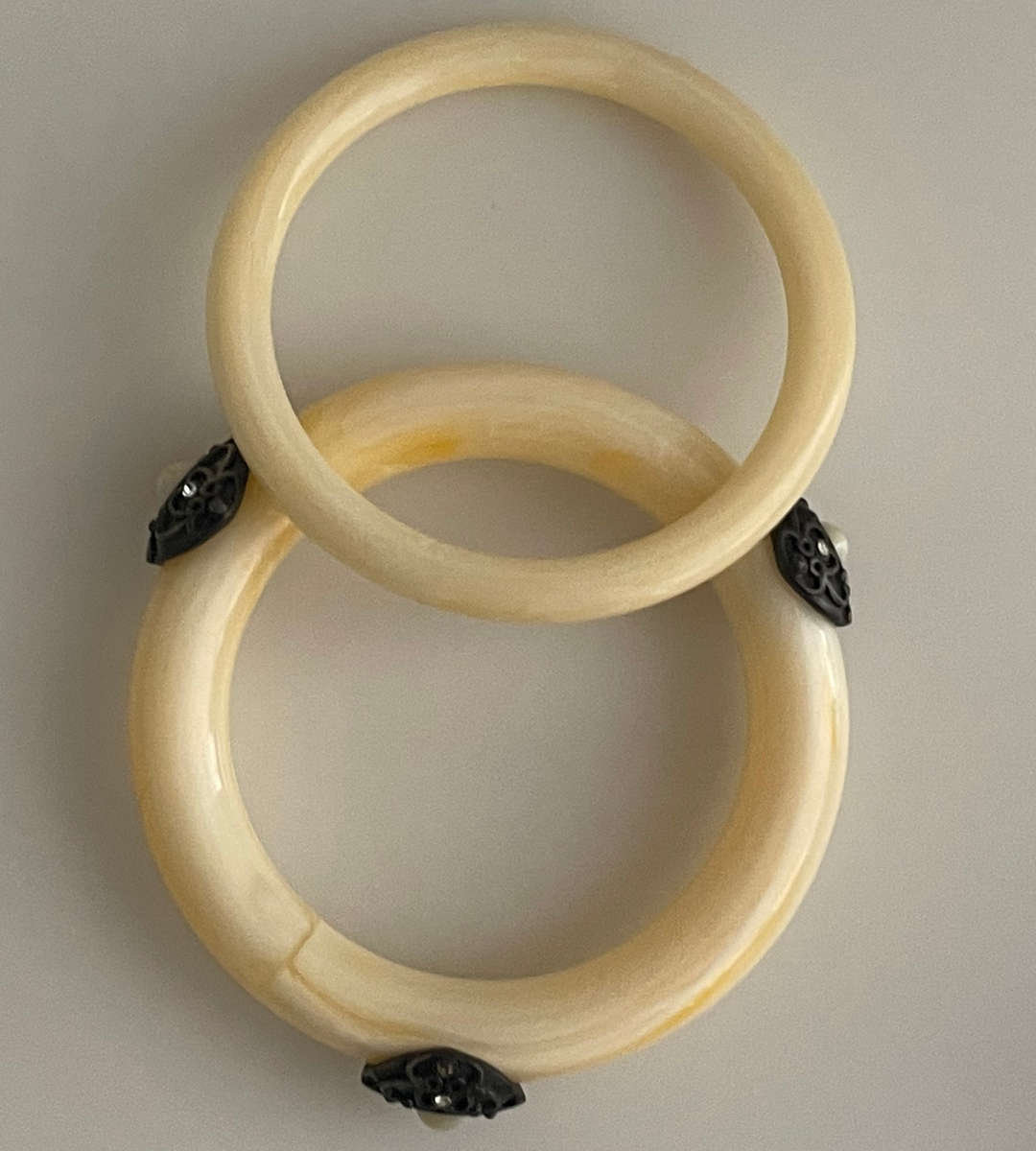 Rare 1940s Vintage Bakelite Marbled Bangles  Jeweled Chunky Cream Color Bakelite Bracelet Set