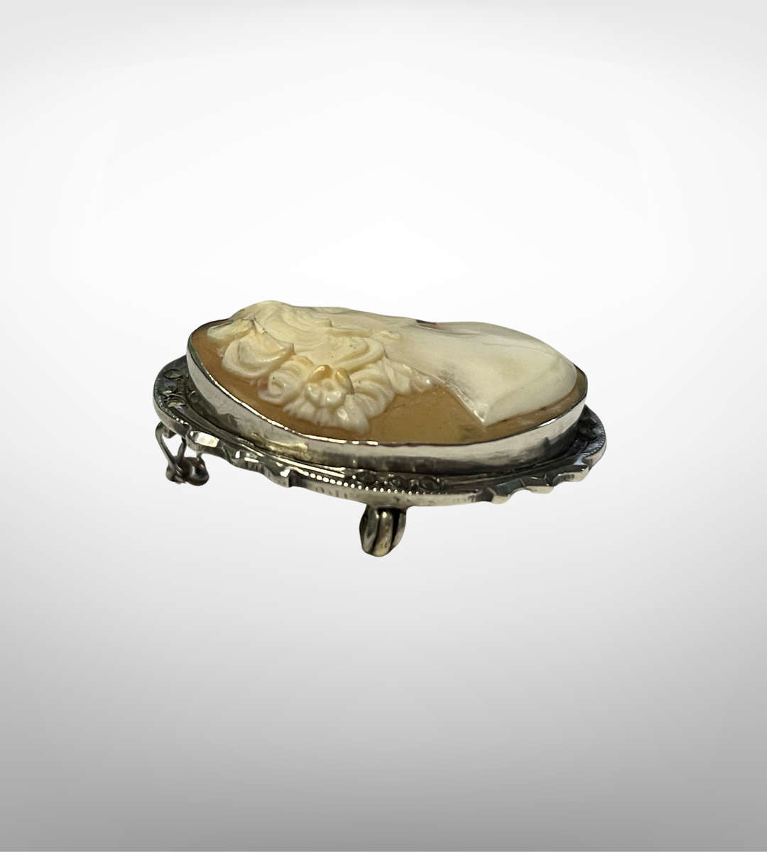 Vintage 800 Silver Shell Cameo Brooch with Marcasite Detailing (4.3g)