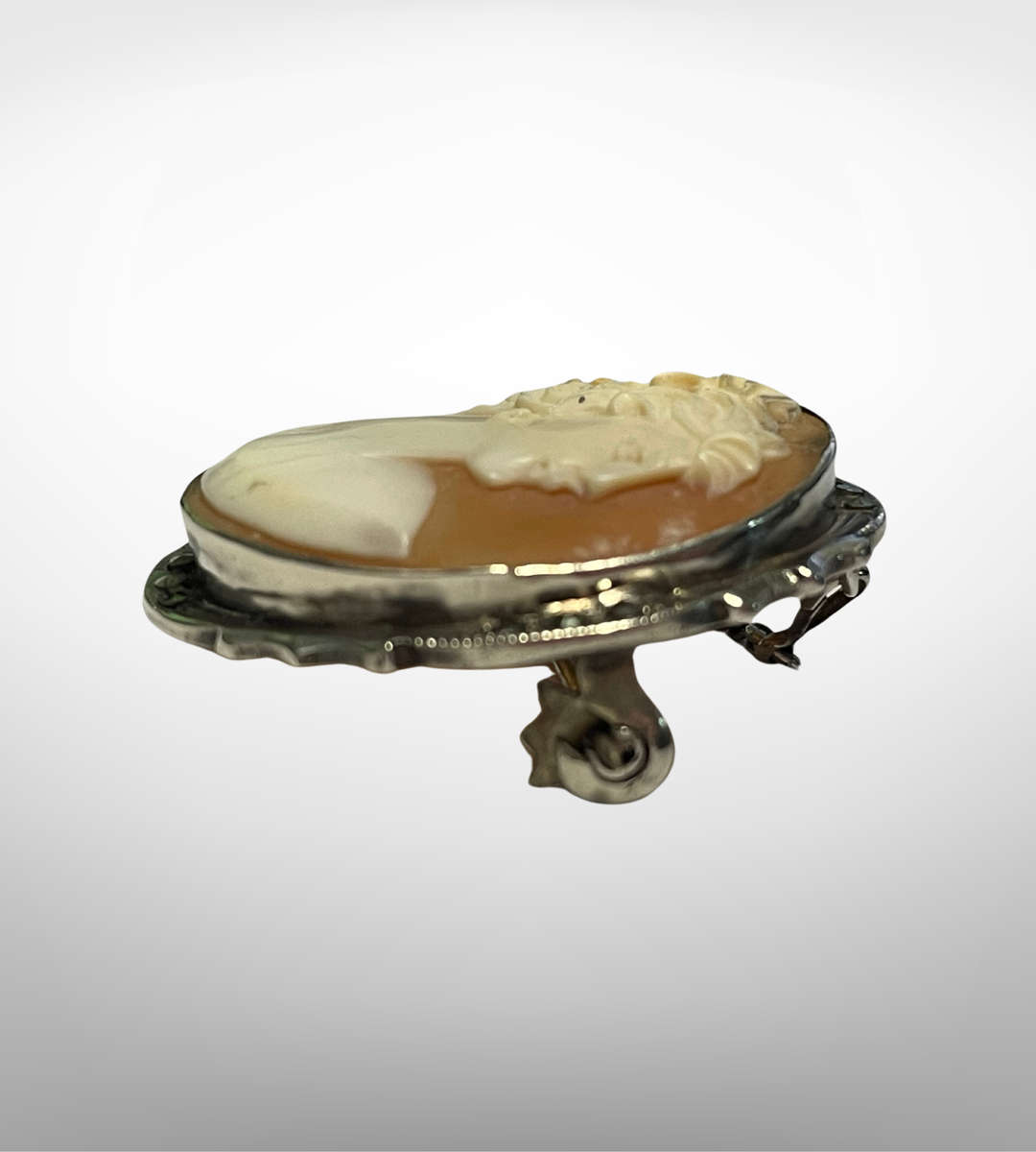 Vintage 800 Silver Shell Cameo Brooch with Marcasite Detailing (4.3g)