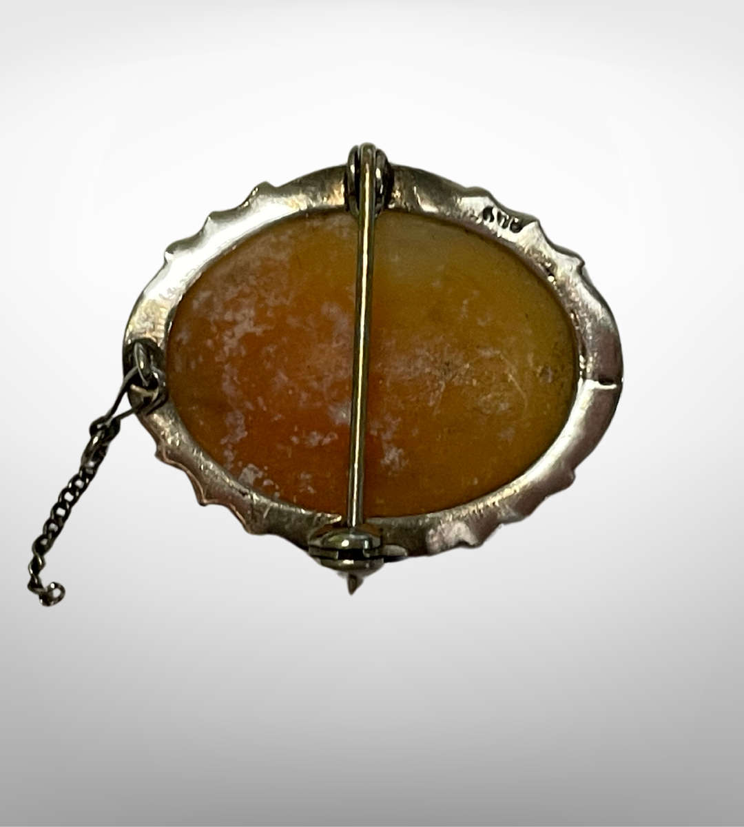 Vintage 800 Silver Shell Cameo Brooch with Marcasite Detailing (4.3g)