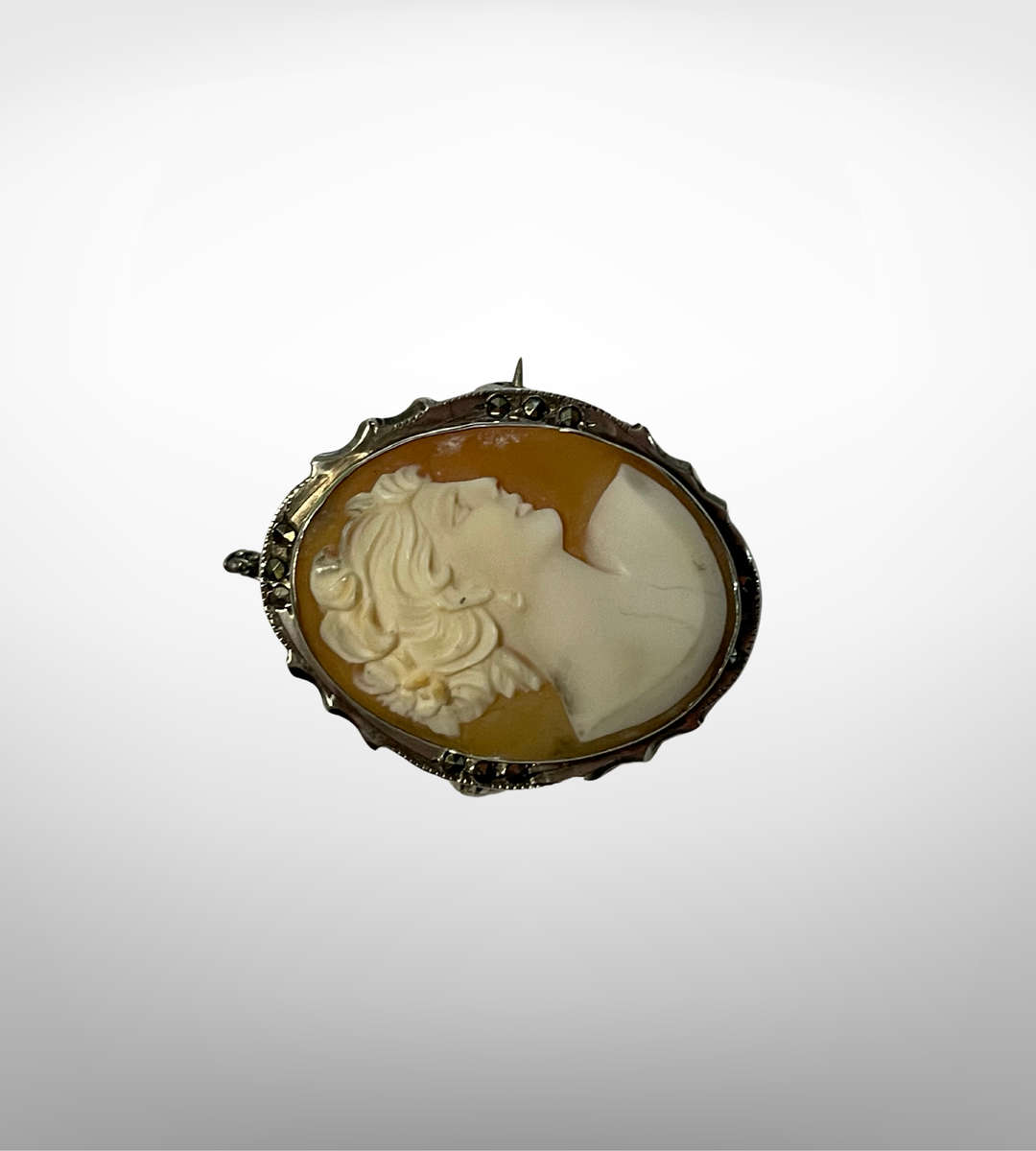 Vintage 800 Silver Shell Cameo Brooch with Marcasite Detailing (4.3g)
