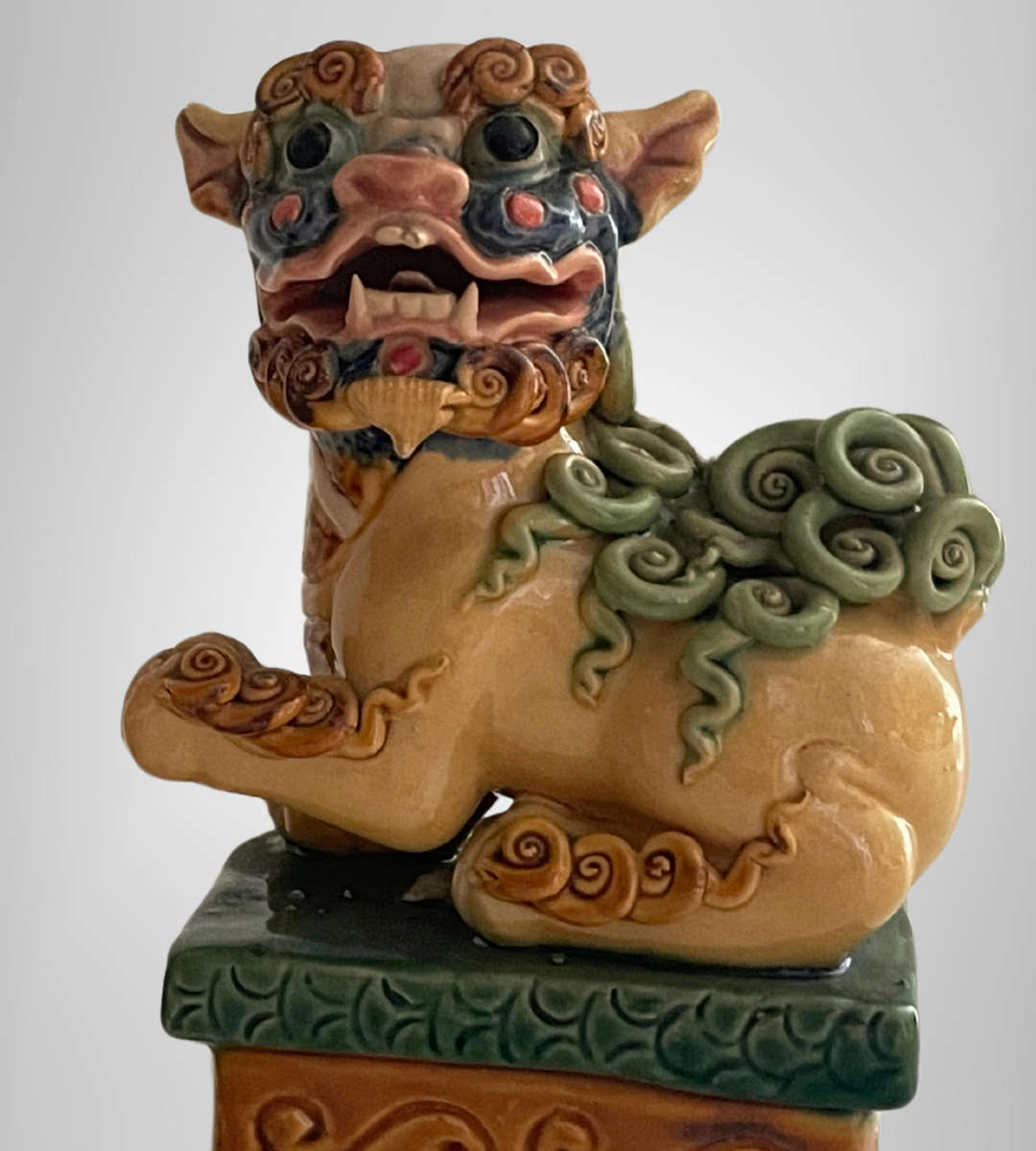 Exquisitely Detailed Small 12.5cm Ceramic Foo Dogs on Plinths (Pair)