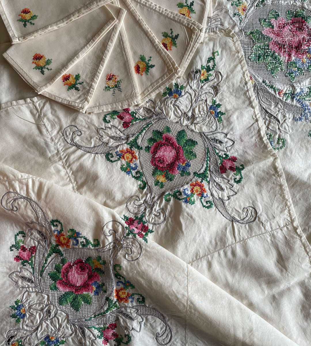 Lot of 3 Vintage Embroidered Tablecloths with Matching Serviettes  26 Pieces Total