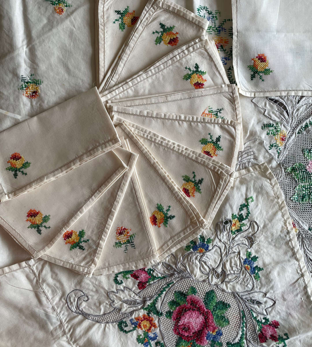 Lot of 3 Vintage Embroidered Tablecloths with Matching Serviettes  26 Pieces Total