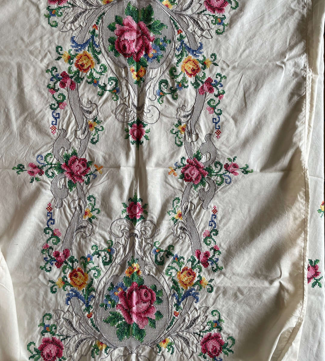 Lot of 3 Vintage Embroidered Tablecloths with Matching Serviettes  26 Pieces Total