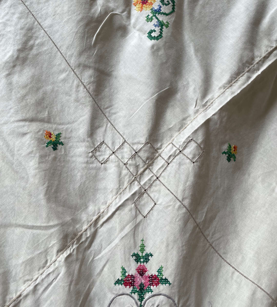 Lot of 3 Vintage Embroidered Tablecloths with Matching Serviettes  26 Pieces Total