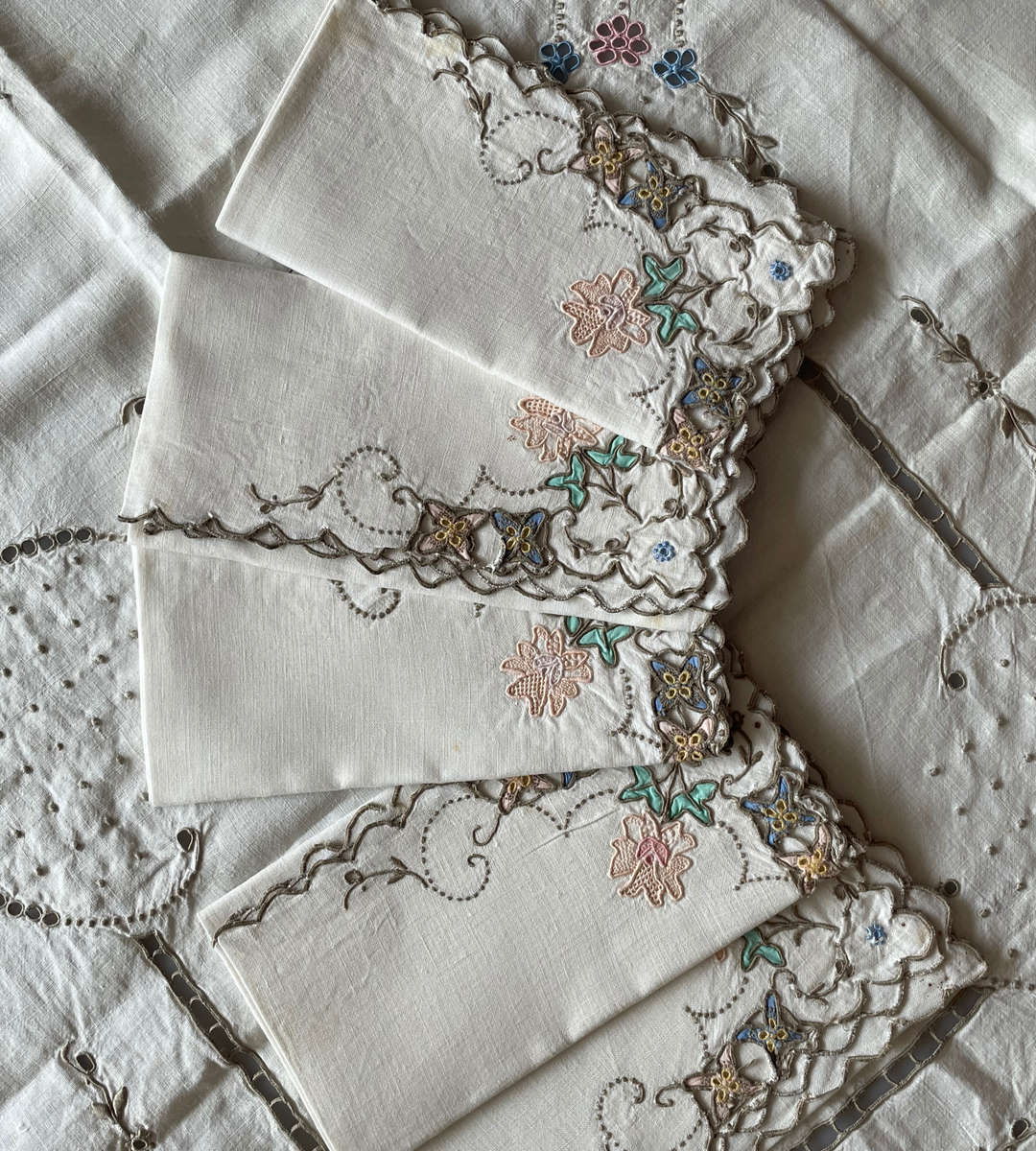 Lot of 3 Vintage Embroidered Tablecloths with Matching Serviettes  26 Pieces Total