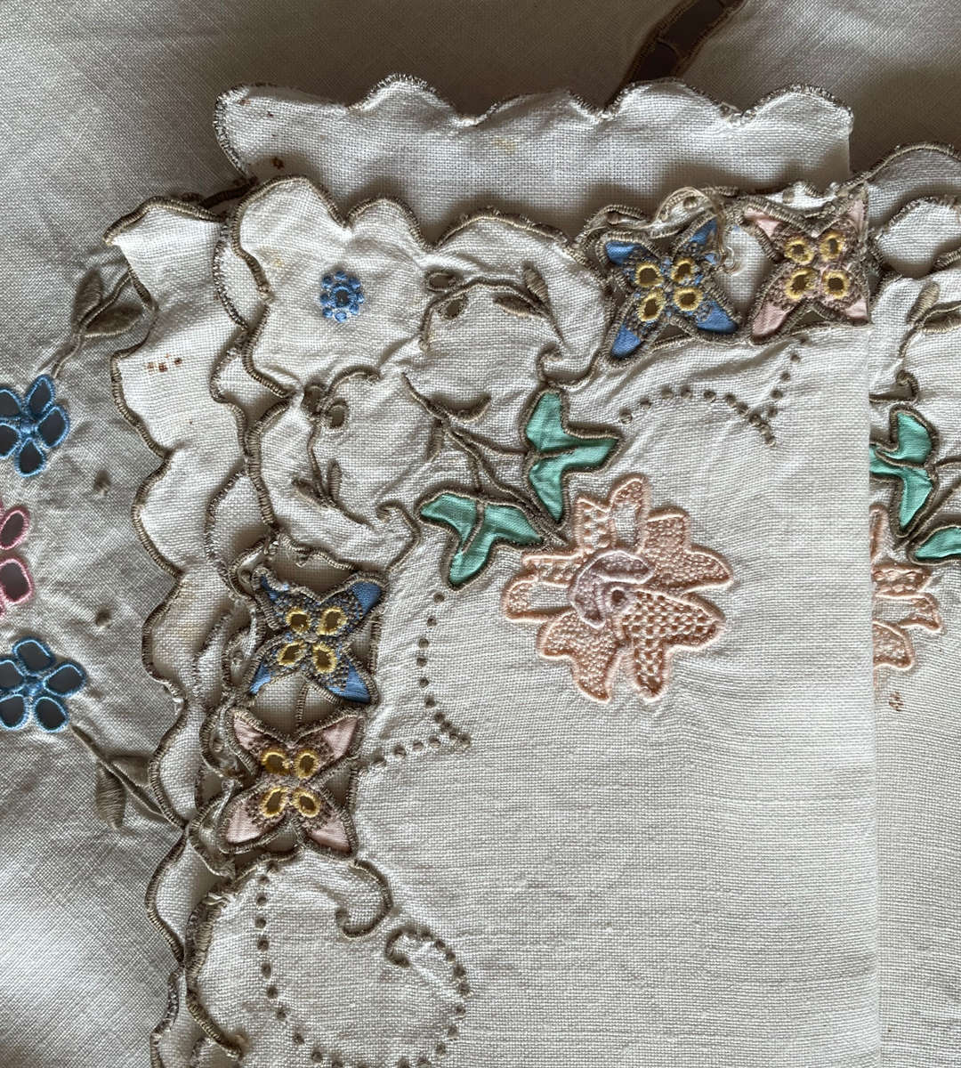 Lot of 3 Vintage Embroidered Tablecloths with Matching Serviettes  26 Pieces Total
