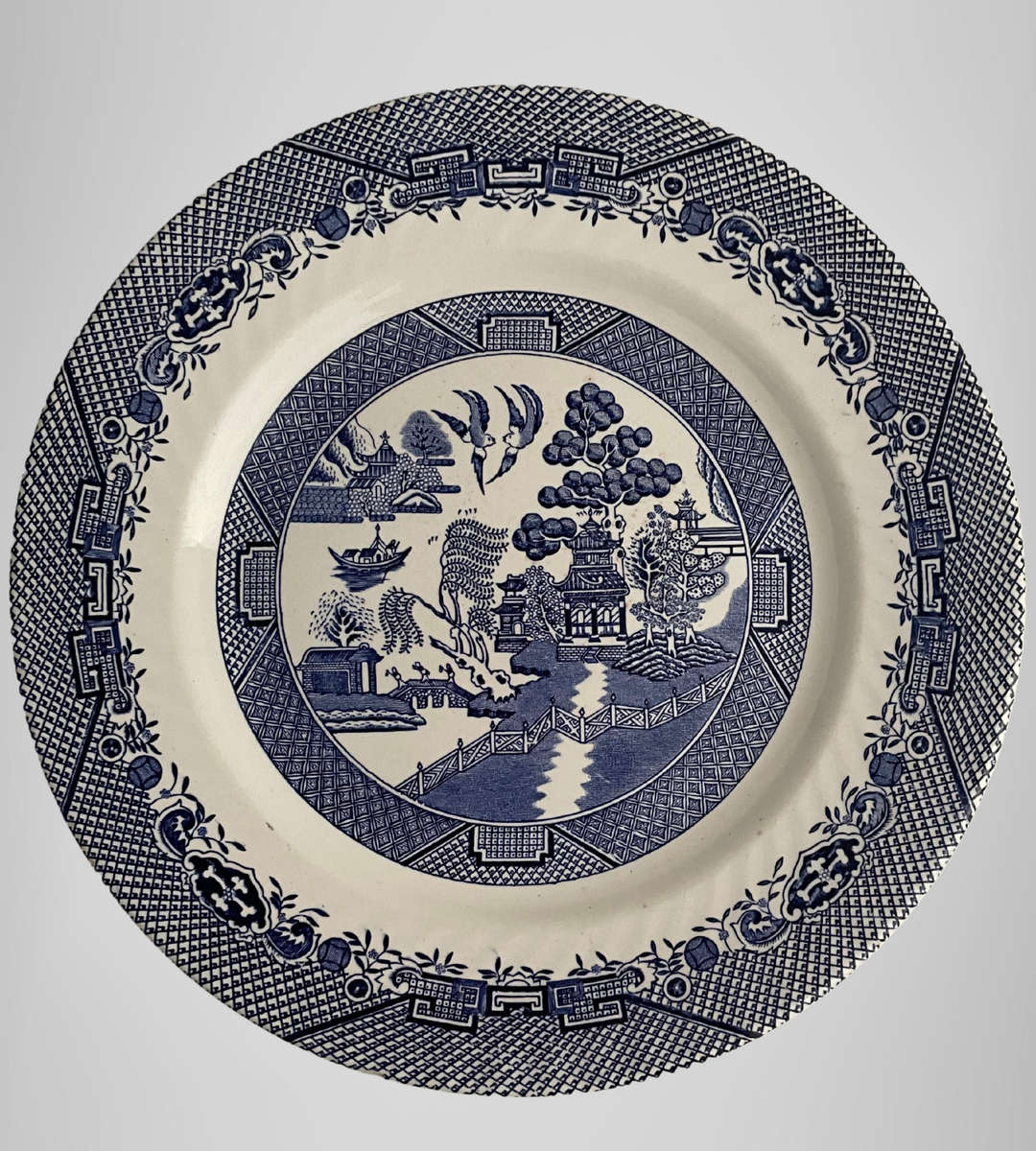 Vintage Blue Willow Transferware Dinner plate  Barratts of Staffordshire, 1950s-1970s, 25.7mm