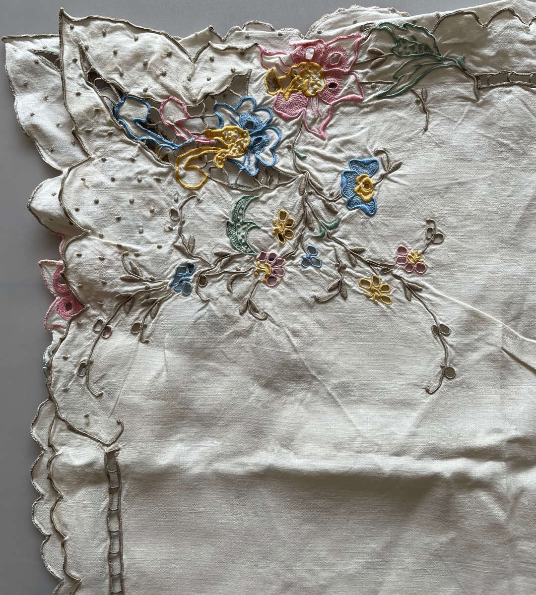 Lot of 3 Vintage Embroidered Tablecloths with Matching Serviettes  26 Pieces Total