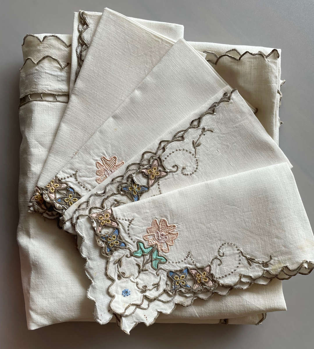 Lot of 3 Vintage Embroidered Tablecloths with Matching Serviettes  26 Pieces Total