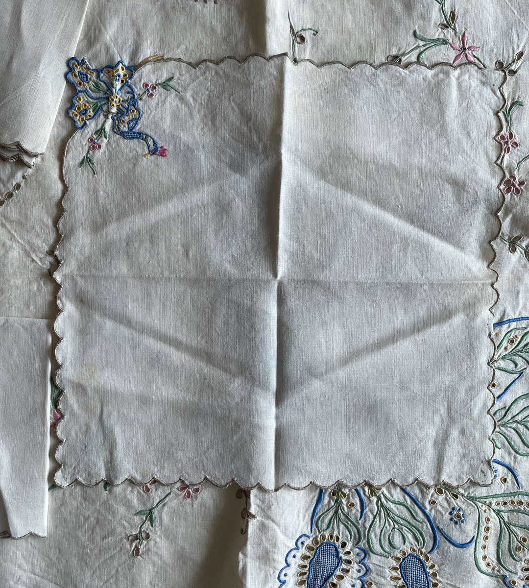 Lot of 3 Vintage Embroidered Tablecloths with Matching Serviettes  26 Pieces Total