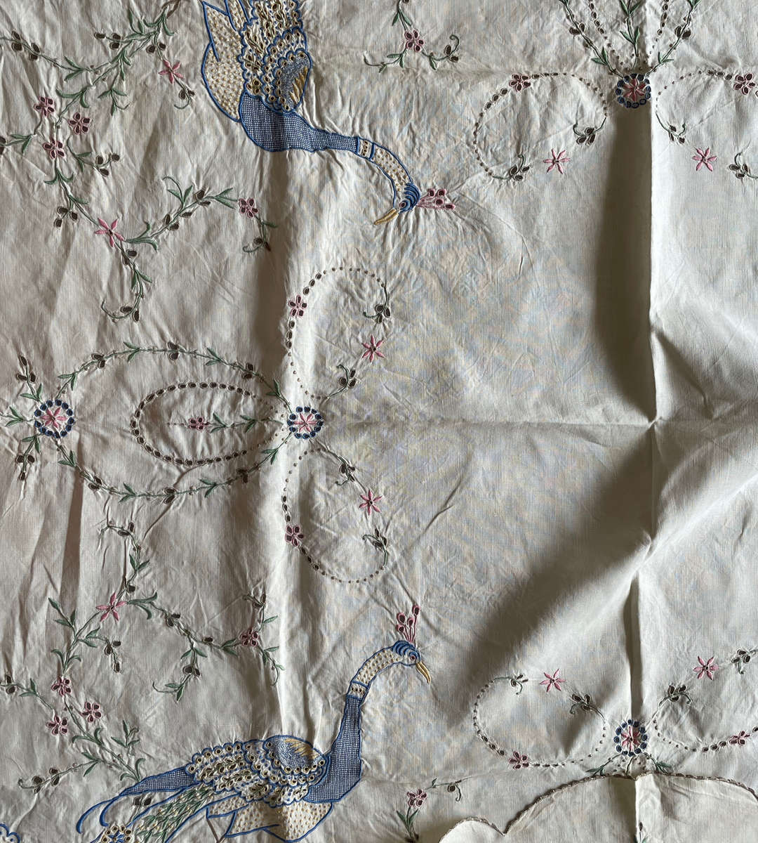 Lot of 3 Vintage Embroidered Tablecloths with Matching Serviettes  26 Pieces Total