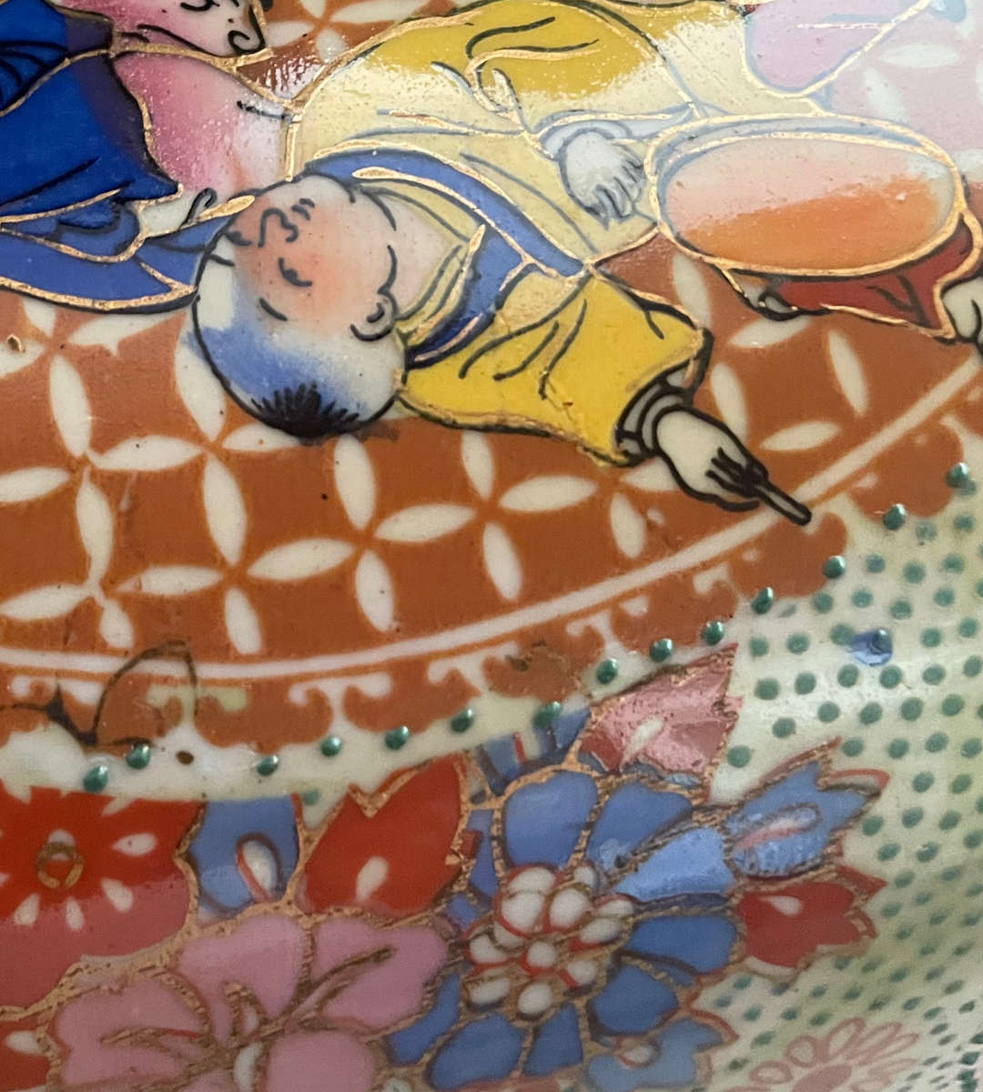 Vintage Thickly Potted Satsuma Export Vase  30cm  Rose Medallion Villagers in Sport Scenes, Raise