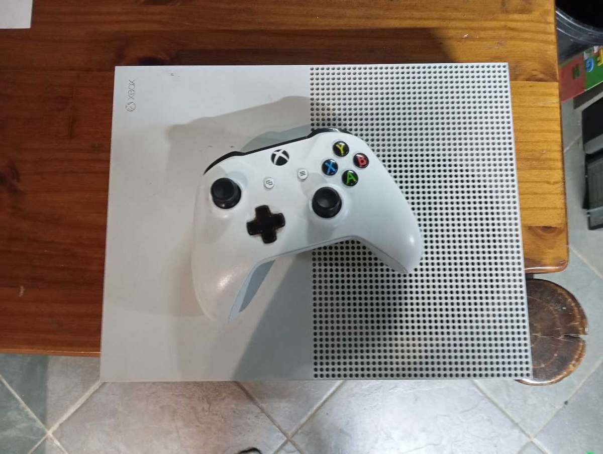 Microsoft Xbox One S 1TB Model 1681 + Controller