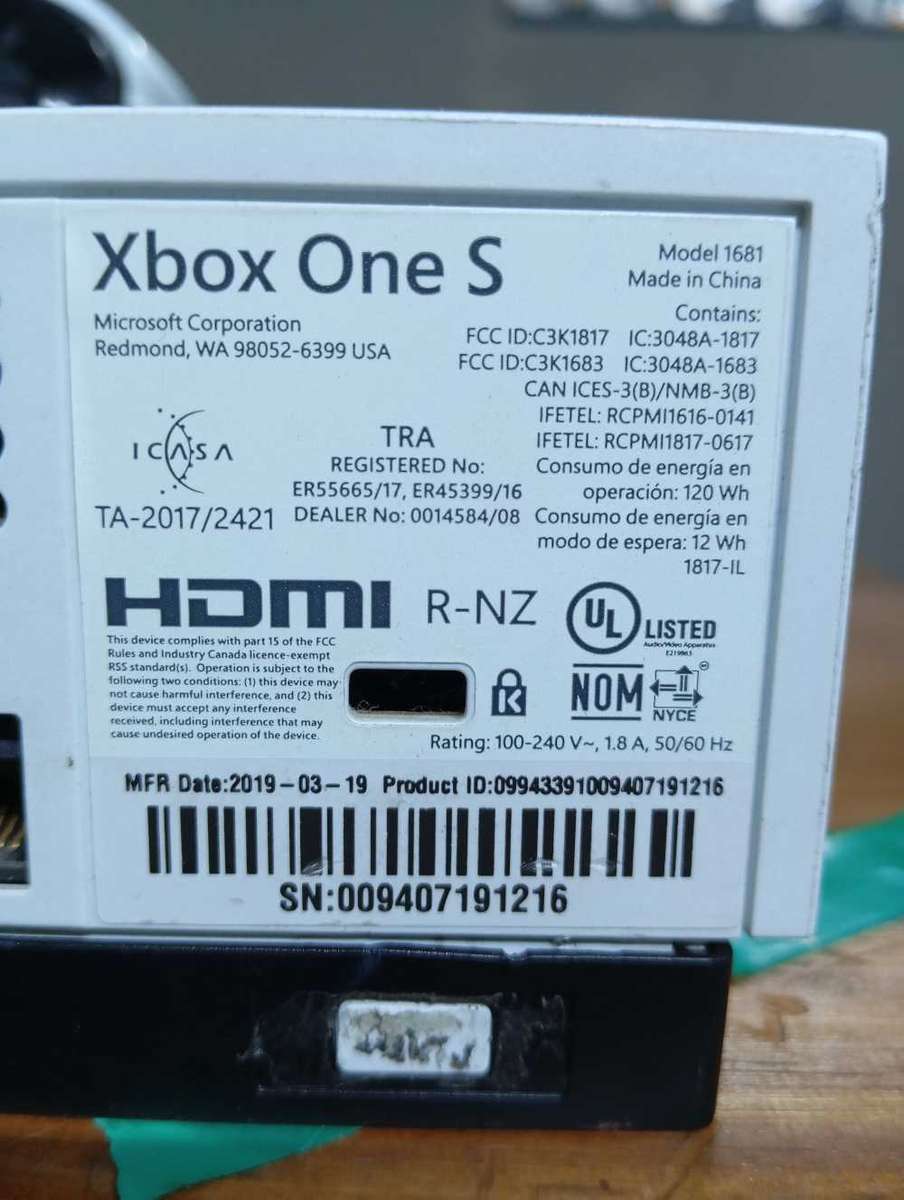 Microsoft Xbox One S 1TB Model 1681 + Controller