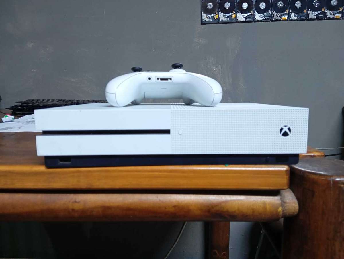 Microsoft Xbox One S 1TB Model 1681 + Controller