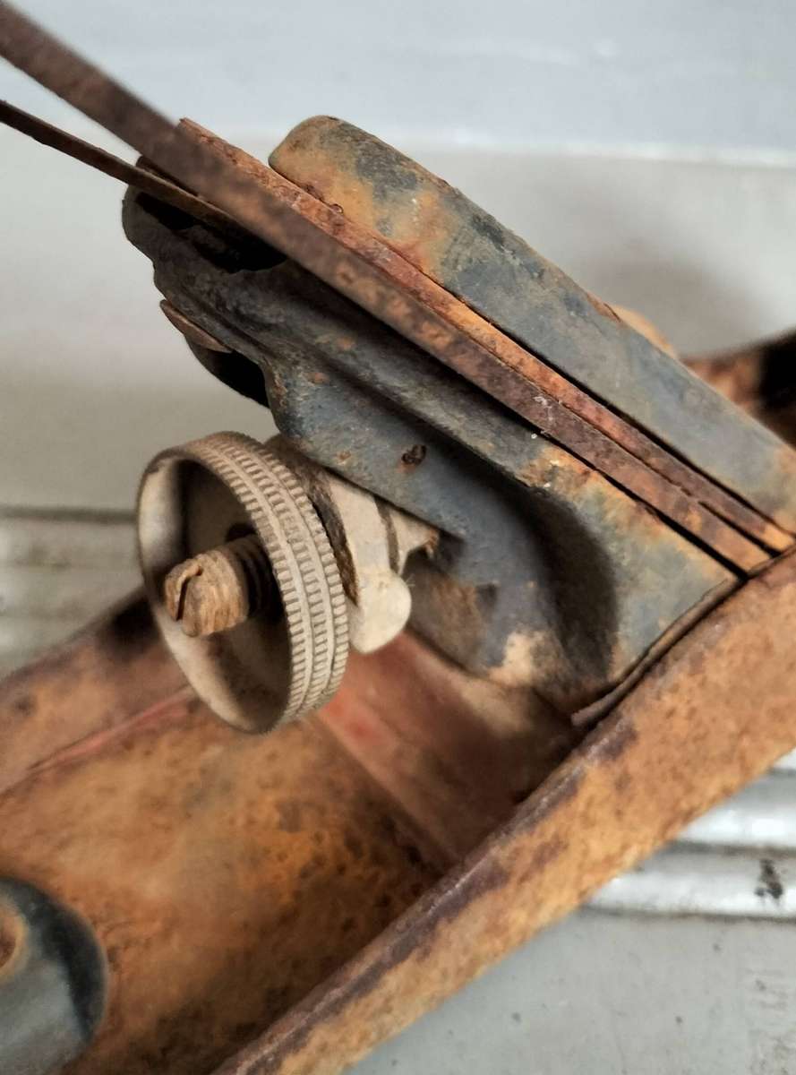 Vintage wood plane - unknown manufacturer - poor condition - for the restorer