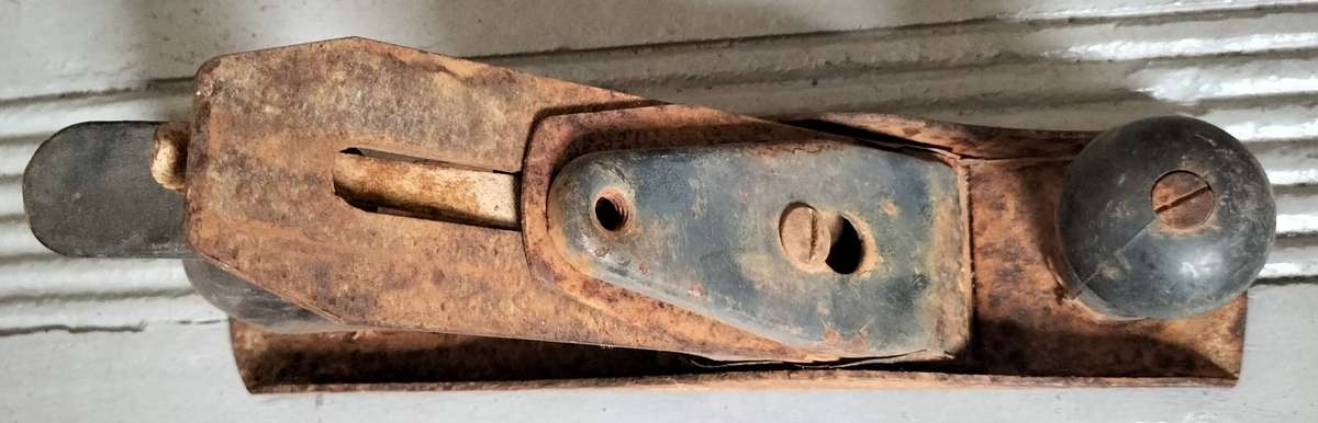 Vintage wood plane - unknown manufacturer - poor condition - for the restorer