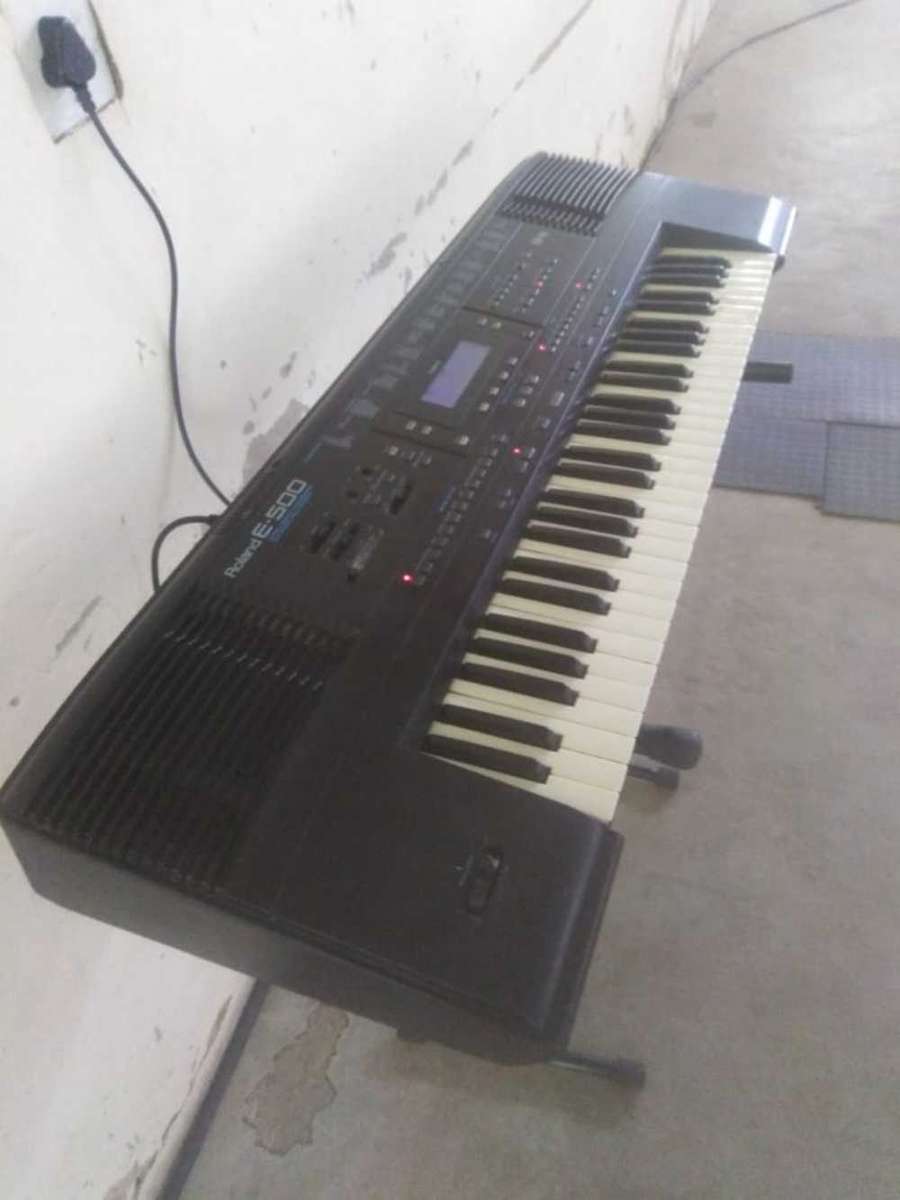 Roland E500