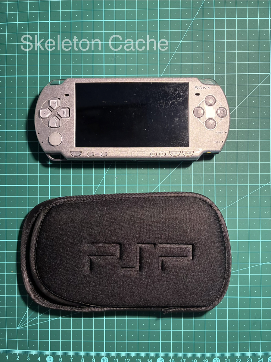 PlayStation Portable 2000 - Ice Silver - Bundle