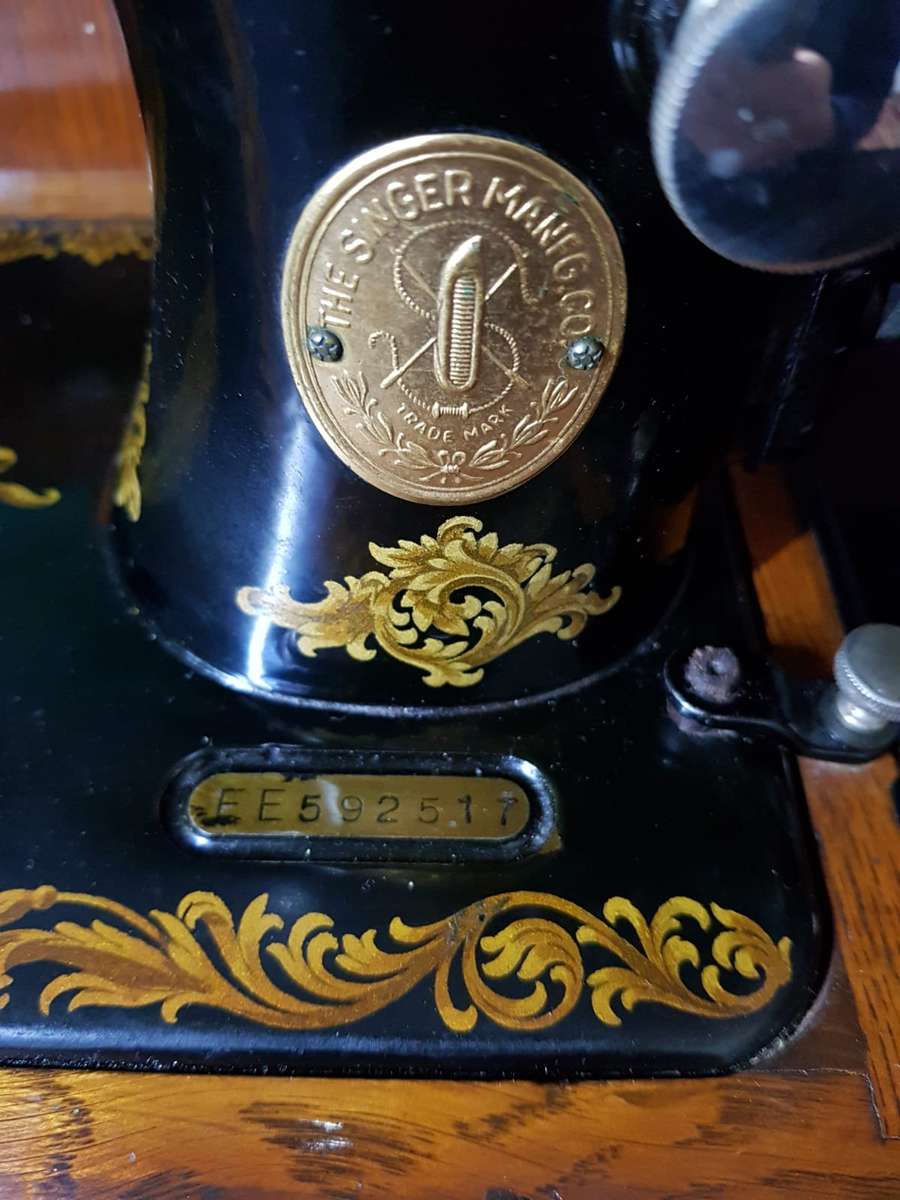 Vintage Antique Singer Sewing Machine