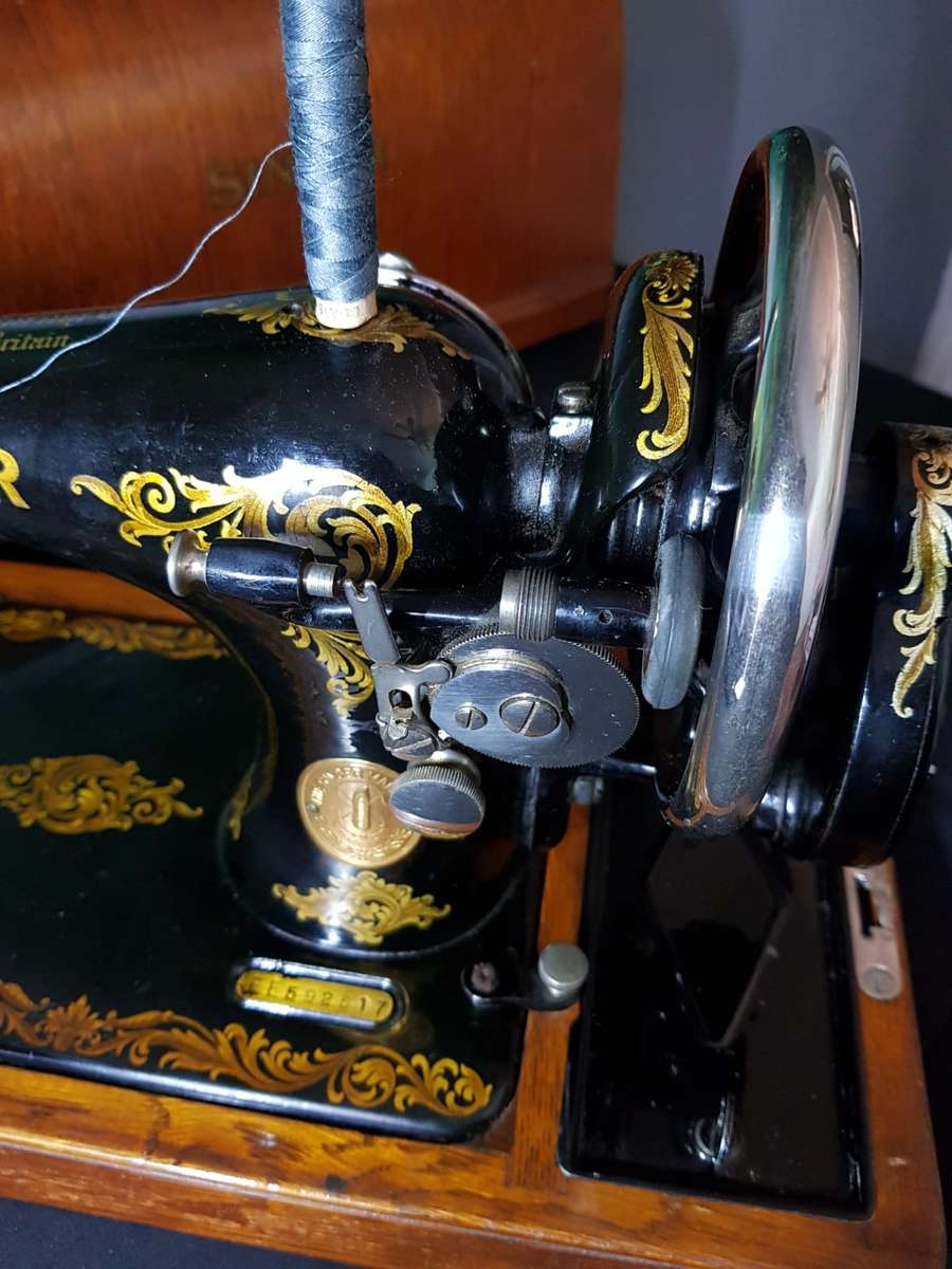 Vintage Antique Singer Sewing Machine