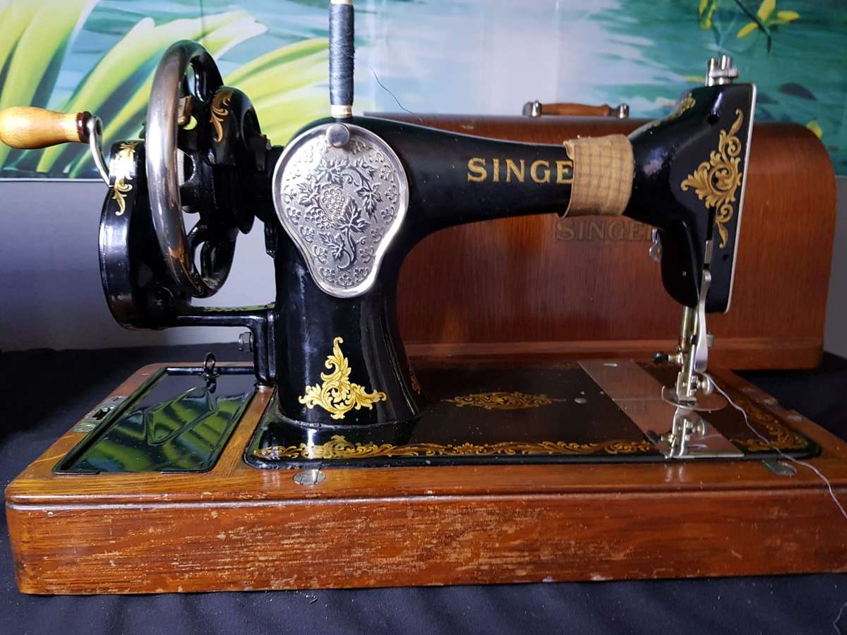 Vintage Antique Singer Sewing Machine