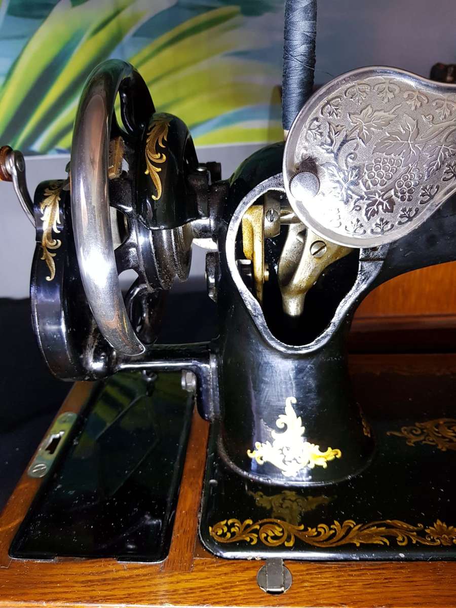 Vintage Antique Singer Sewing Machine