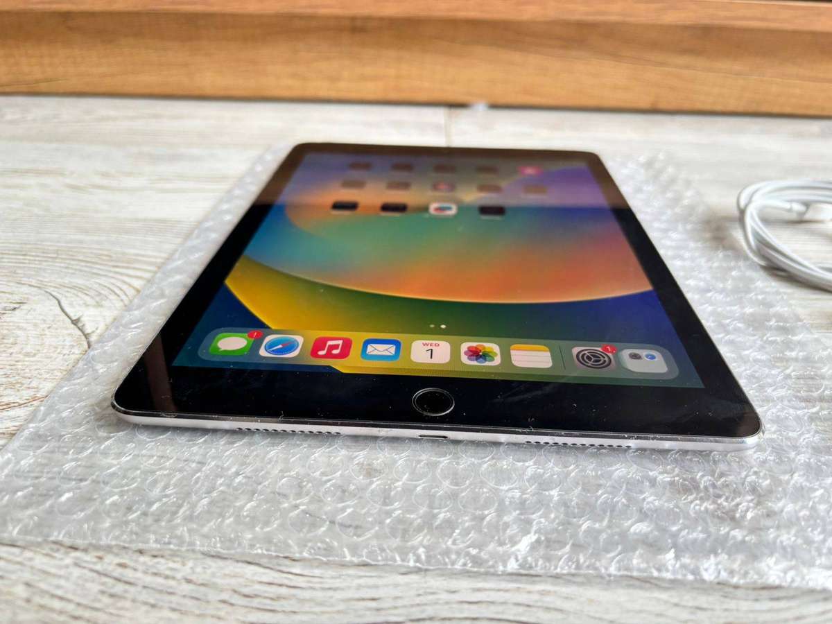 Apple iPad Pro 9.7 (1st Gen)  32GB | Wi-Fi | Space Gray