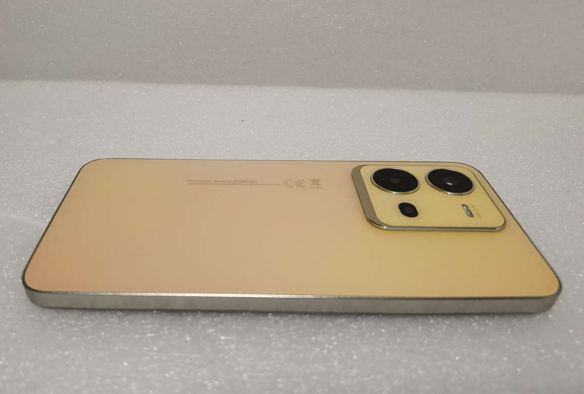 vivo cellphone V25e MINT CONDITION