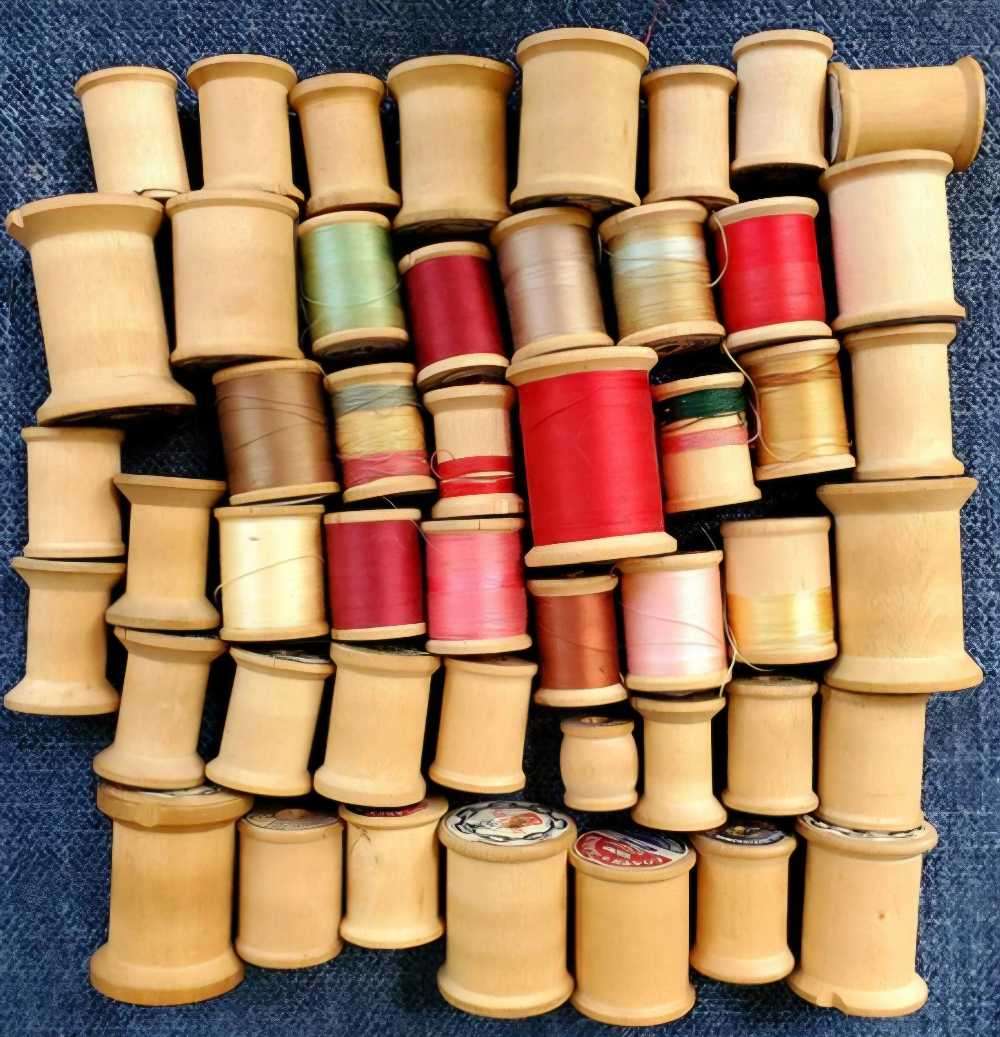 Vintage wooden spools (50)