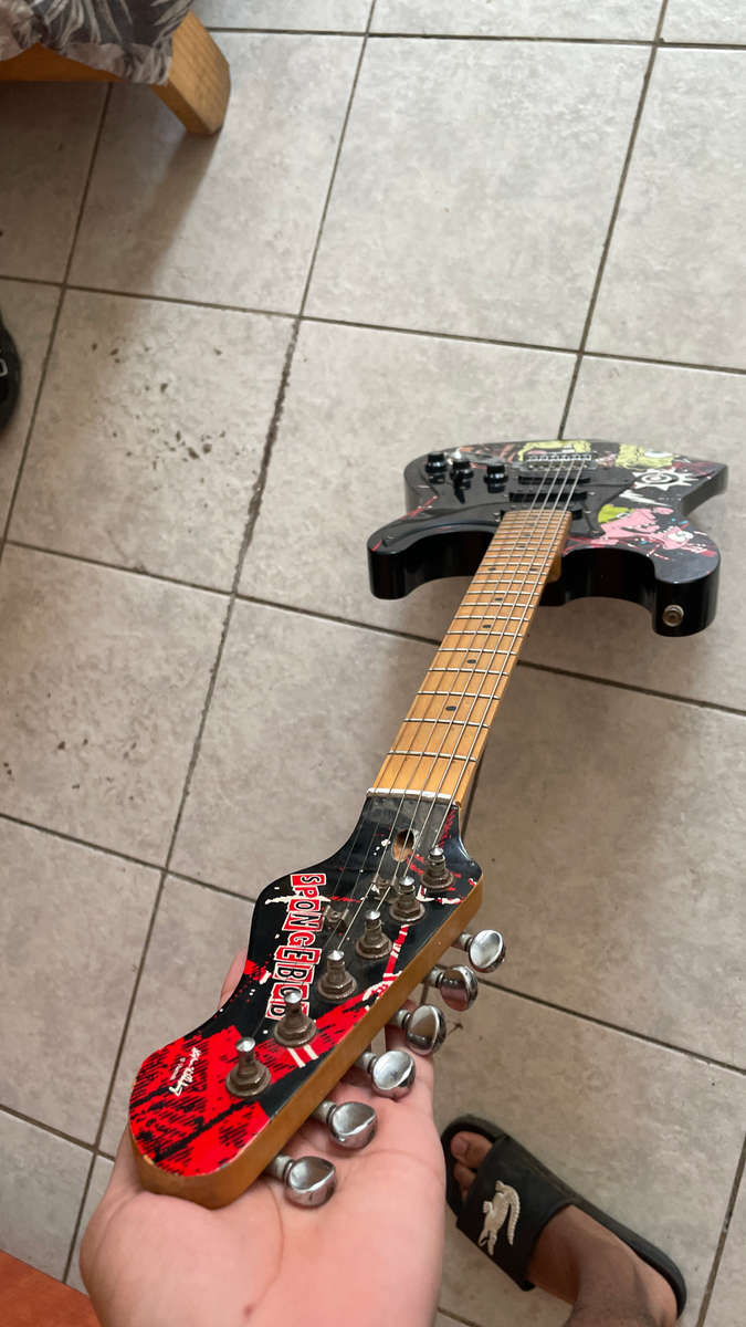 **Rare** Viacom electric Guitar ( SpongeBob themed)