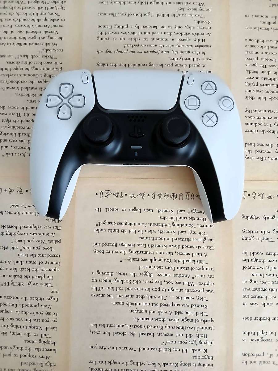 PlayStation 5 DualSense Wirless Controller (PS5)