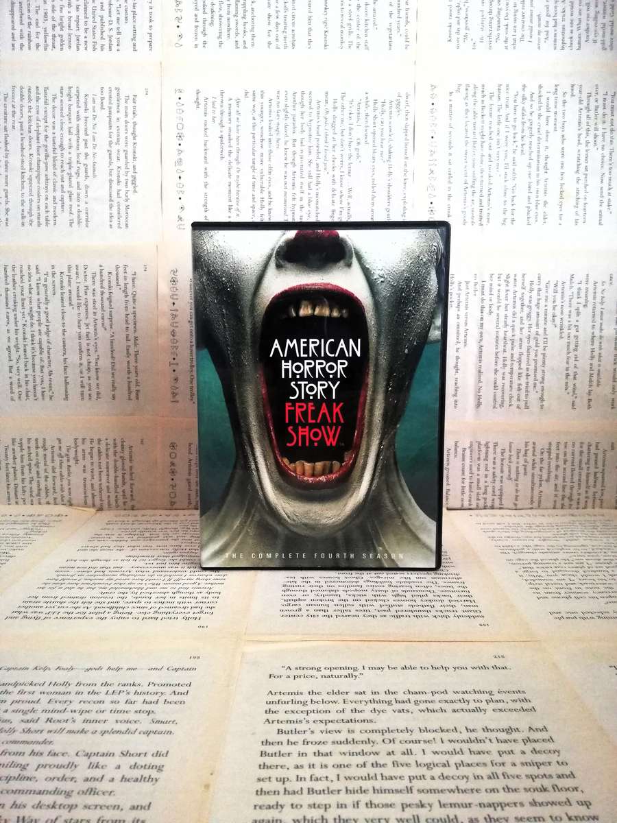 American Horror Story: Freak Show Season 4 [DVD]