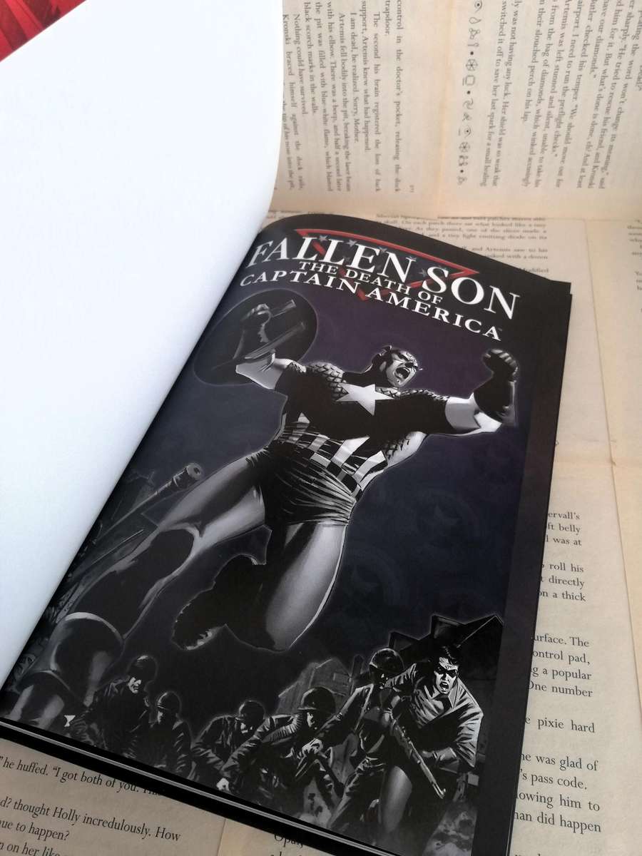 Fallen Son: The Death of Captain America (Marvel Ultimate Graphic Novel Collection #51)