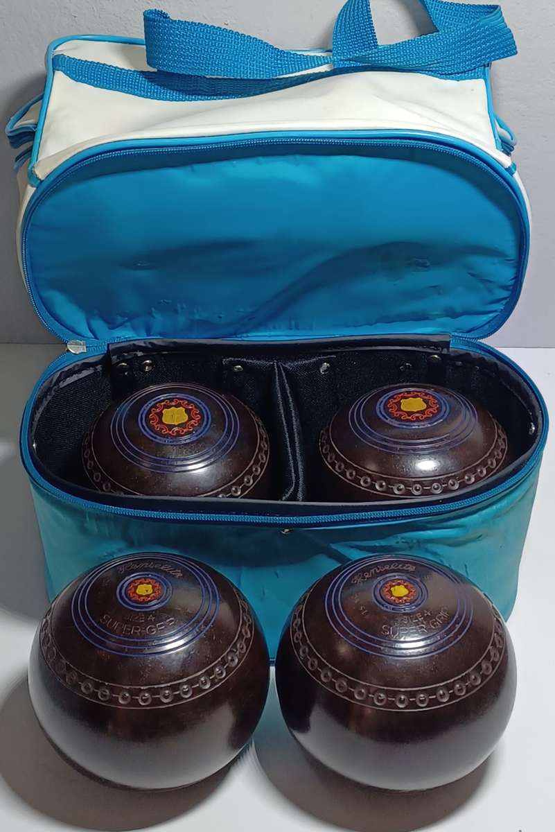 4 Vintage Henselite Bowls In Carry Case / Size 4 - super grip heavy weight model