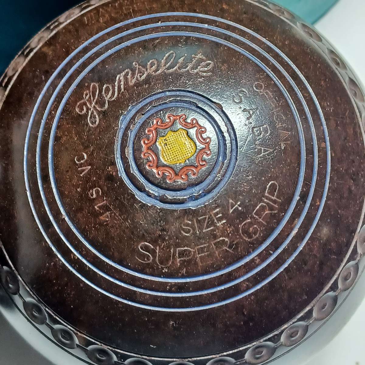 4 Vintage Henselite Bowls In Carry Case / Size 4 - super grip heavy weight model