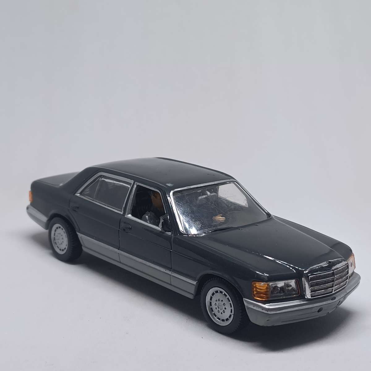 Universal Hobbies DY062 Mercedes S-Class - James Bond Collection - Tomorrow Never Dies - 1/43