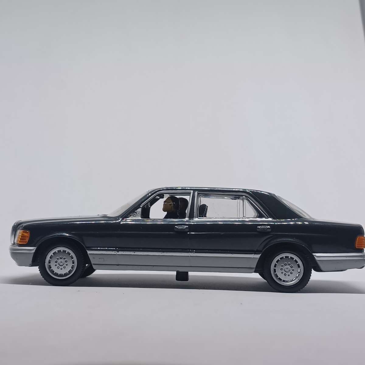 Universal Hobbies DY062 Mercedes S-Class - James Bond Collection - Tomorrow Never Dies - 1/43