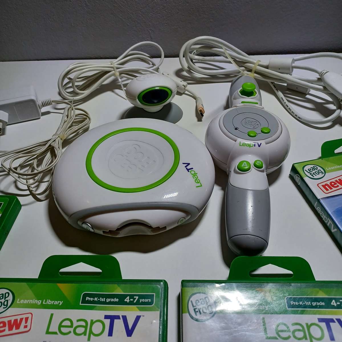 LeapFrog LeapTV Educational Video Gaming System with 4 games / see description