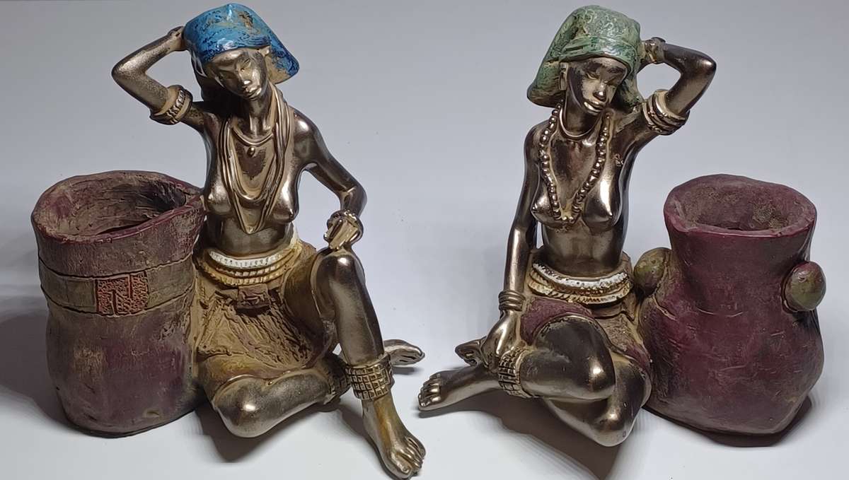 TWO BEAUTIFUL AFRICAN TRIBES WOMEN WITH BASKETS