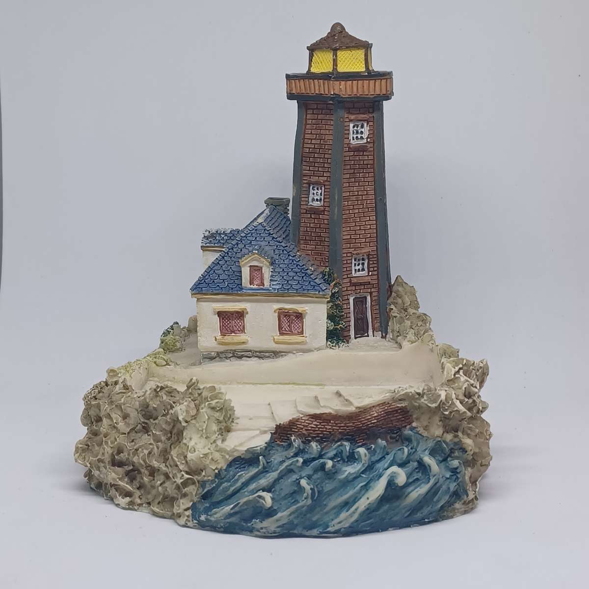 Vintage resin lighthouse (12.5 x 12.2 x 10 cm)